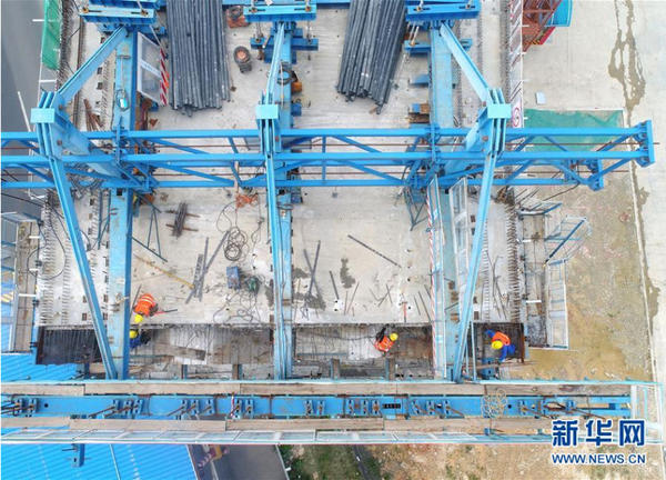 2月25日，工人在贵南高铁二塘双线特大桥建设工地施工（无人机照片）。 贵南高铁项目广西段（除都安地区标段外）在做好疫情防控的同时，于2月24日正式复工。2000多名建设者按照要求有序恢复施工建设。 新华社记者 周华 摄